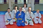 Lahden Judoseuran mitalistit sovelletun leirikisoista Savitaipaleelta. Edessä vasemmalta Petri Kuusisto (kultaa), Tuomas Blomster (hopeaa), Antti Ollikka (kultaa) ja Ilona Lindroos (hopeaa). Takana vasemmalta Jaakko Mäenpää (pronssia) ja Tommi Joki (kultaa).